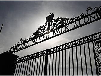 Liverpool squad show solidarit...